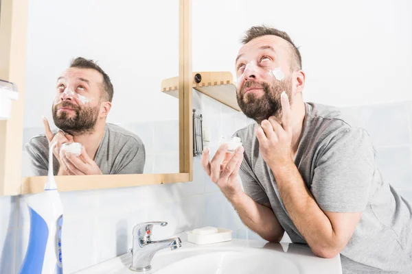 Feliz Chico Adulto Divertido Aplicando Crema Hidratante Para Cuidado Piel —  Fotos de Stock