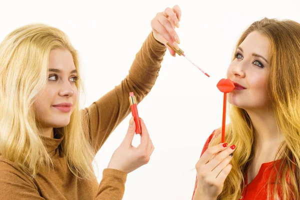 Duas Mulheres Divertindo Enquanto Fazem Pazes Amigos Segurando Gloss Batom — Fotografia de Stock