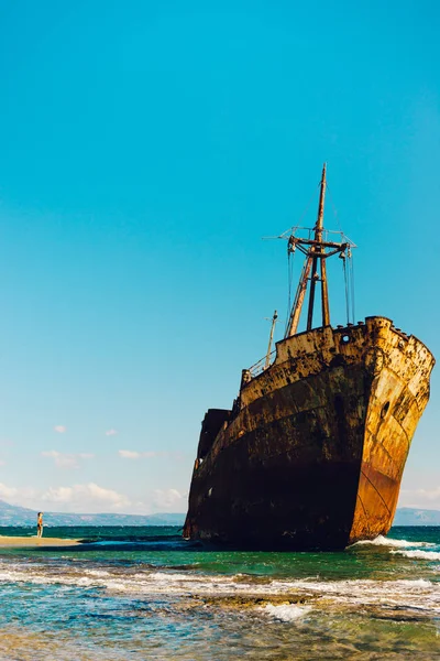 Подорож Туристична Жінка Пляжі Поблизу Знаменитого Рудого Корабельного Уламка Пляжі — стокове фото