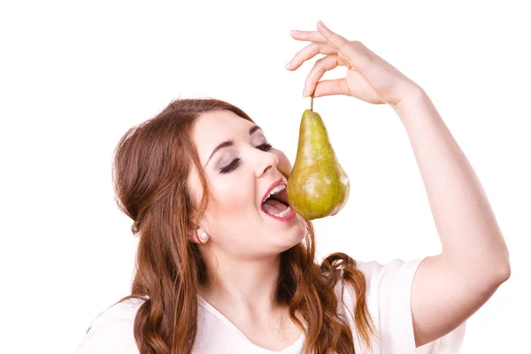 女人深色的头发捧着绿色的梨果 推荐排毒水果饮食 隔离在白色 健康的节食 素食主义的食物 维他命免疫概念 — 图库照片