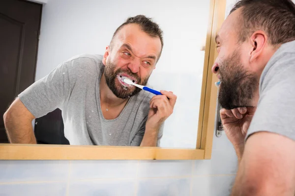 Homem Adulto Escovando Dentes Olhando Para Espelho Banheiro Durante Rotina — Fotografia de Stock