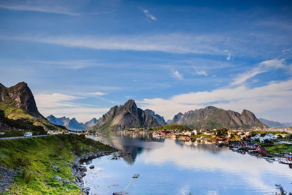 Paesaggio Fiordo Paesaggistico Con Villaggio Reine Natura Costiera Con Cime — Foto Stock