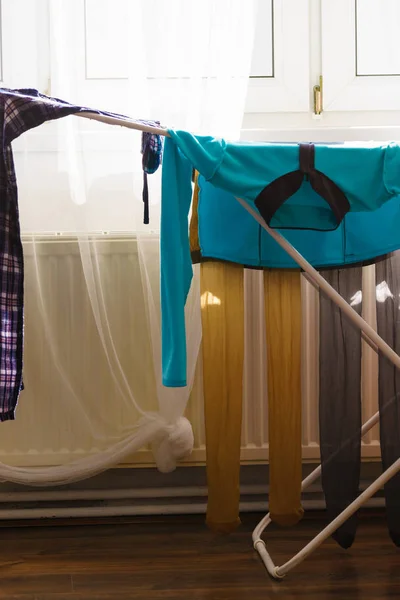 Många Färgglada Kläder Från Tvätt Hänger Torkställ Hemma Bredvid Fönstret — Stockfoto