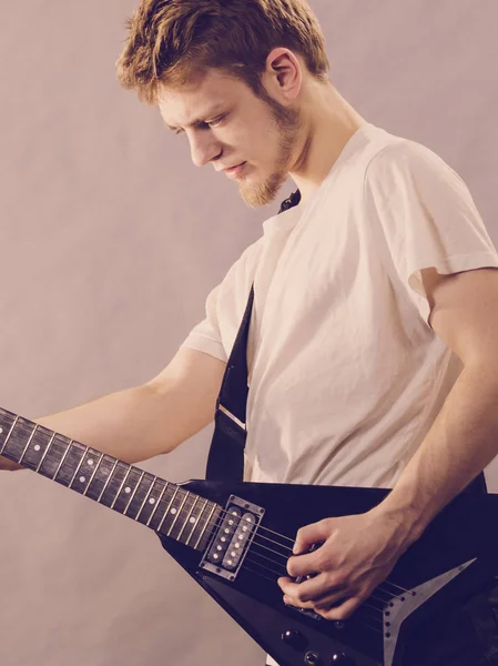 Hombre Tocando Guitarra Eléctrica Durante Concierto Instrumento Musical Adolescente Chico — Foto de Stock