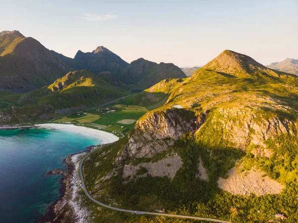 Costa Isla Vestvagoy Ubicación Uttakleiv Paisaje Marino Con Pintorescas Montañas —  Fotos de Stock