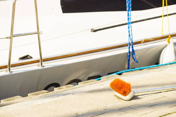 Крупный План Оранжевой Метлы Лежащей Открытом Воздухе Пристани Яхт — стоковое фото