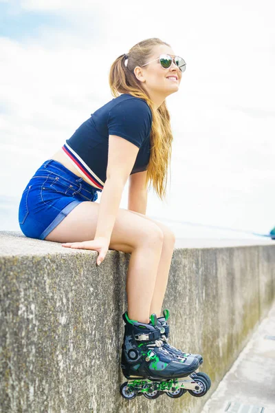 Jonge Vrouw Dragen Rolschaatsen Ontspannen Ritje Vrouw Wordt Sportief Plezier — Stockfoto