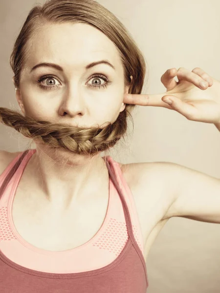 Młoda Kobieta Obejmujące Jej Usta Blond Włosy Warkocz Pielęgnacja Włosów — Zdjęcie stockowe