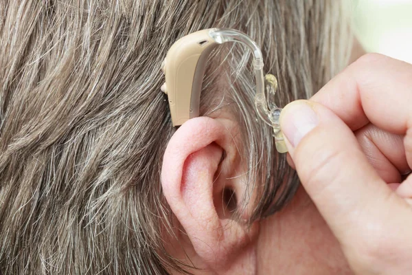 Mujer Mayor Primer Plano Con Audífono Oído Salud Amplificar Oído —  Fotos de Stock