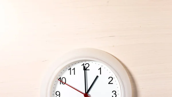 Ρολόι Κρέμεται Στον Τοίχο Χτυπάει Δείχνει Μία Ώρα — Φωτογραφία Αρχείου
