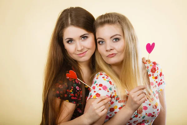 Dvě Šťastné Ženy Držící Srdce Tyčce Baví Nošením Triček Květinovým — Stock fotografie