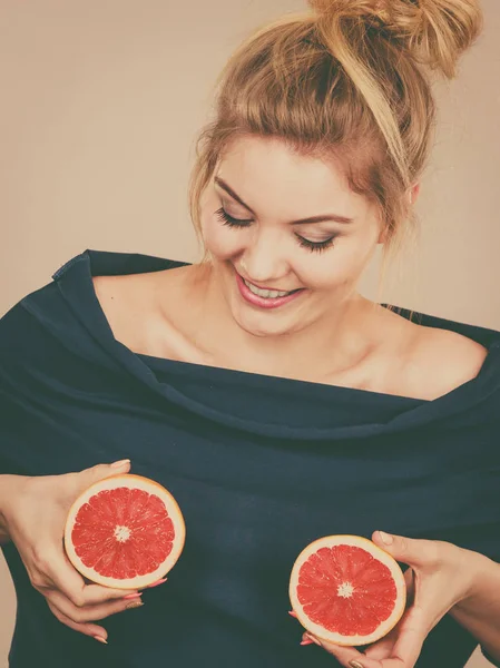 Здорове Харчування Освіжаюча Їжа Повна Вітамінів Щаслива Божевільна Жінка Тримає — стокове фото
