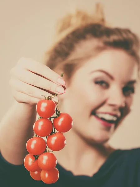 Legumes Orgânicos Conceito Comida Feliz Sorrindo Positivo Mulher Segurando Tomates — Fotografia de Stock