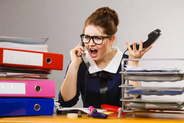 Mobbing Arbeitsplatz Schlechtes Arbeitsverhältnis Wütend Wütende Geschäftsfrau Telefoniert Und Sitzt — Stockfoto