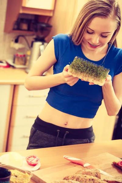 Mujer Feliz Sosteniendo Berro Cuco Verde Cultivado Algodón Decoraciones Temporada — Foto de Stock