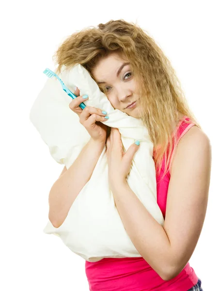 Feliz Mujer Alegre Usando Pijamas Sosteniendo Almohada Cepillo Dientes Fondo — Foto de Stock