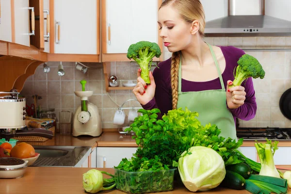 Γυναίκα Στην Κουζίνα Πολλά Πράσινα Φυλλώδη Λαχανικά Φρέσκα Προϊόντα Στον — Φωτογραφία Αρχείου