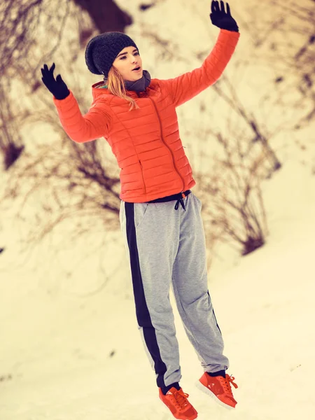 屋外スポーツ スポーティな服のアイデアを行使します 喜びの外に飛び出す暖かいスポーツウェア トレーニングは 冬の間 外運動を着ている女性 — ストック写真
