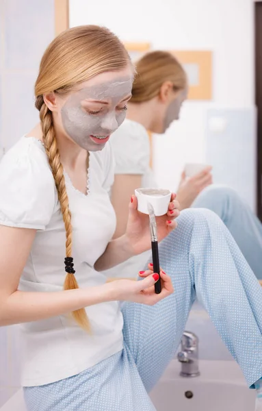 Cuidado Piel Mujer Rubia Baño Con Máscara Barro Gris Cara — Foto de Stock