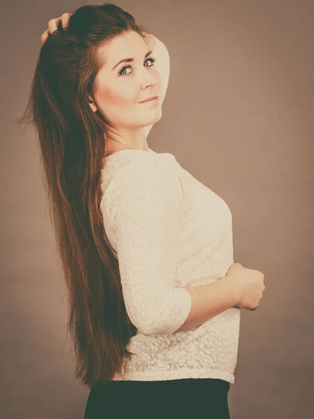 Счастливая Позитивная Женщина Длинными Каштановыми Волосами Представляющая Свою Здоровую Прическу — стоковое фото