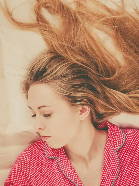 青少年睡衣流行的概念 穿着可爱的粉色睡衣躺在床上的年轻女人 — 图库照片