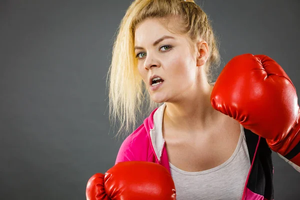 Deportiva Mujer Decidida Enojada Usando Guantes Boxeo Rojos Luchando Estudio —  Fotos de Stock