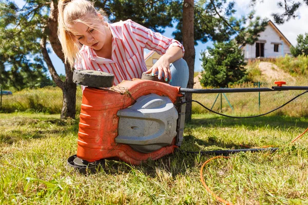 Trädgårdsarbete Kvinnlig Person Trädgårdsmästare Klippa Grön Gräsmatta Med Gräsklippare Har — Stockfoto