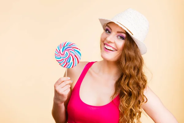 Schöne Frau Mit Rotem Shirt Sommermütze Mit Großen Lutschbonbons Der — Stockfoto