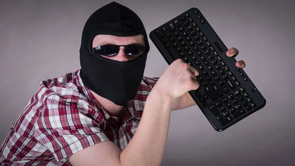 Gekke Hacker Onherkenbare Man Draagt Zwarte Bivakmuts Met Computertoetsenbord Haat — Stockfoto