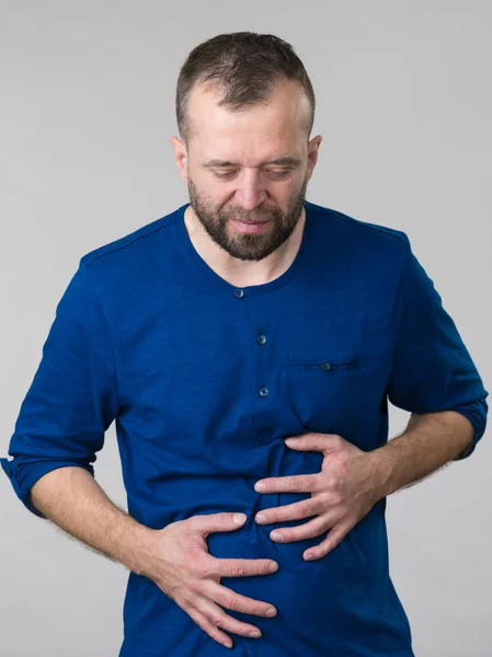 Hombre Tiene Enorme Dolor Estómago Sosteniendo Vientre Sintiéndose Muy Mal — Foto de Stock