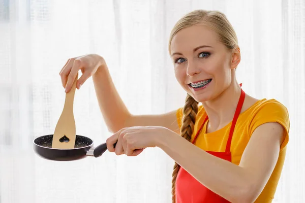 Gelukkig Vrolijke Jonge Vrouw Dragen Schort Met Kleine Kookpan Houten — Stockfoto