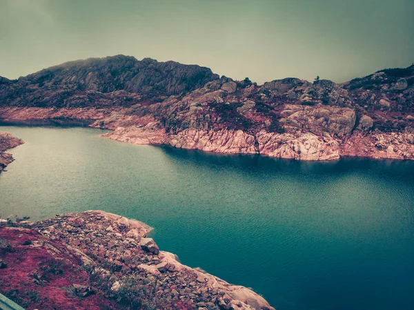Lagos Pedra Montanhas Rochosas Dia Nebuloso Nebuloso Nebuloso Noruega Paisagem — Fotografia de Stock