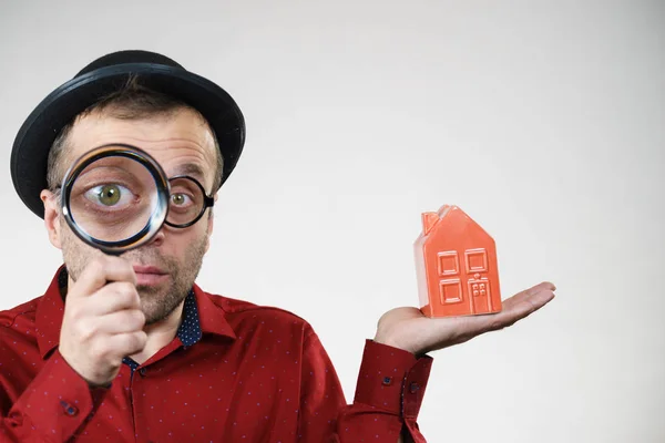 Funny Looking Adult Man Examining Red Model Home Using Magnifying — Stock Photo, Image