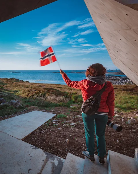 Norveç Bayrağına Sahip Turist Kadın Norveç Vesteralen Takımadasındaki Bukkekjerka Dinlenme — Stok fotoğraf