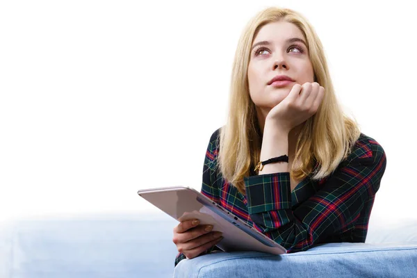 Junge Teenagerin Nutzt Tablet Während Sie Auf Dem Sofa Sitzt — Stockfoto