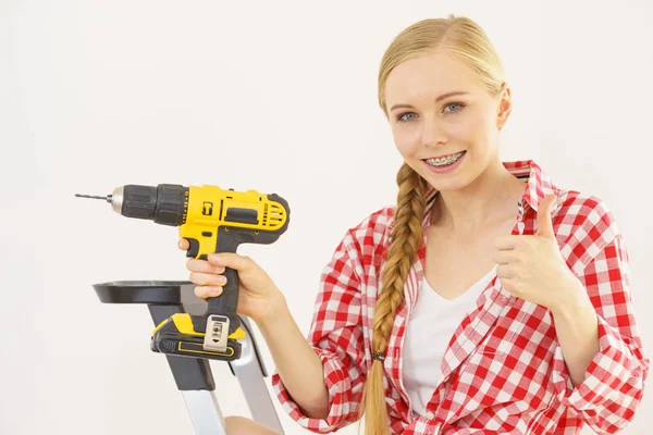 Frau Steht Mit Bohrmaschine Auf Leiter Mädchen Beim Umbau Von — Stockfoto