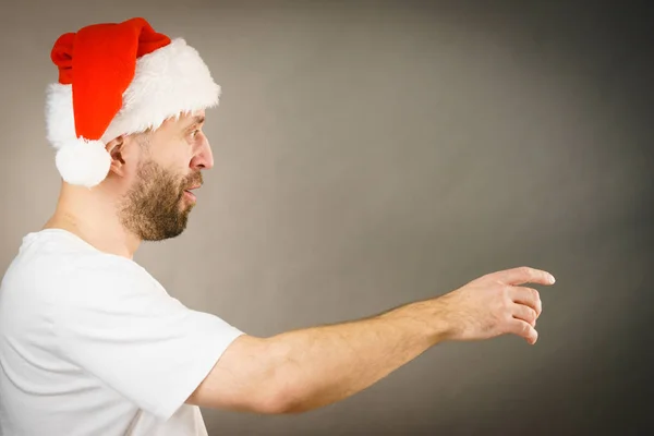 Kerst Man Met Kerstman Hoed Verrast Expressie Wijzen Met Vinger — Stockfoto