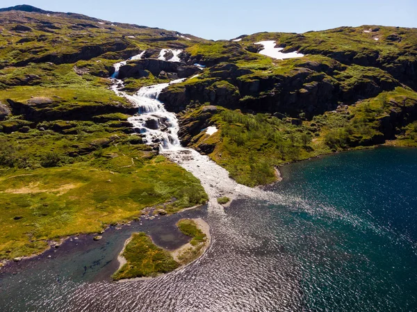 挪威中部哈林斯卡维国家公园的绿色夏季景观与河流和湖泊 挪威县路50号 — 图库照片