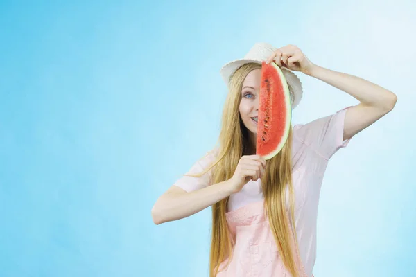 幸せな陽気十代の女の子のための準備ができて夏の帽子を保持甘いフルーツ赤ジューシーなスイカ 上の青 — ストック写真