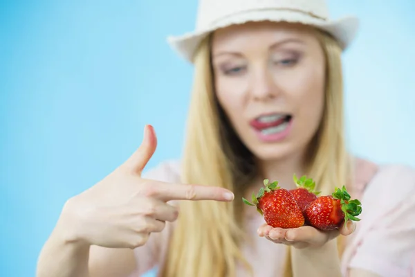 Mulher Jovem Mostrando Morangos Frescos Frutas Lambendo Lábios Azul Refeição — Fotografia de Stock