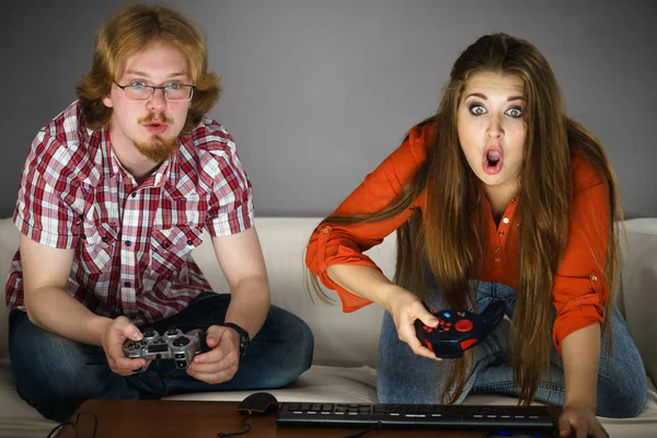 Пара Наслаждается Досугом Играя Видеоигры Вместе Мужчина Женщина Шокированы Игрой Стоковая Картинка
