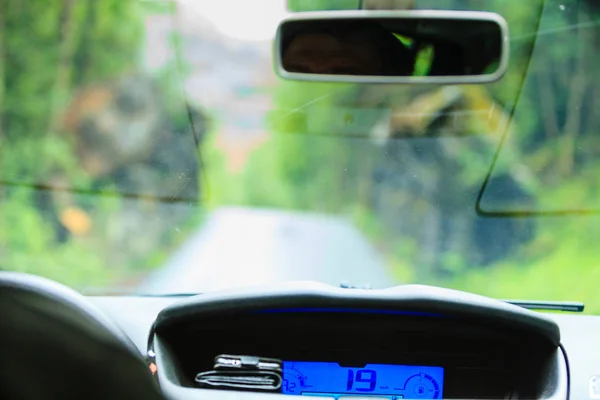 汽车驾驶 观从内部仪表板和窗口 旅游用车概念 — 图库照片