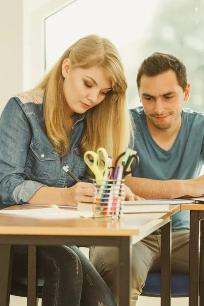 Zwei Studenten Sitzen Konzept Der Klassenplanung Studieren Gemeinsam Und Schaffen — Stockfoto