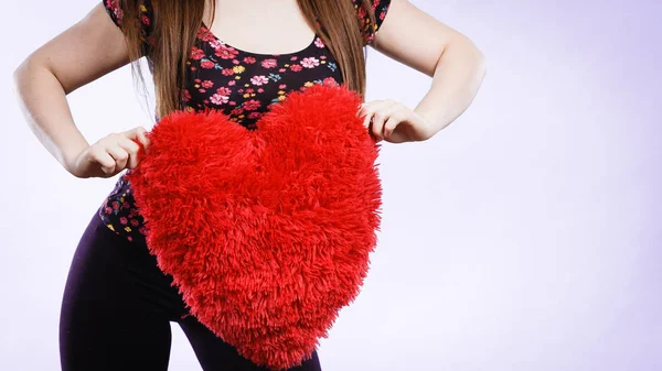 Vrouw Met Rood Hart Vormige Kussen Valentijnsdag Cadeau Ideeën Concept — Stockfoto