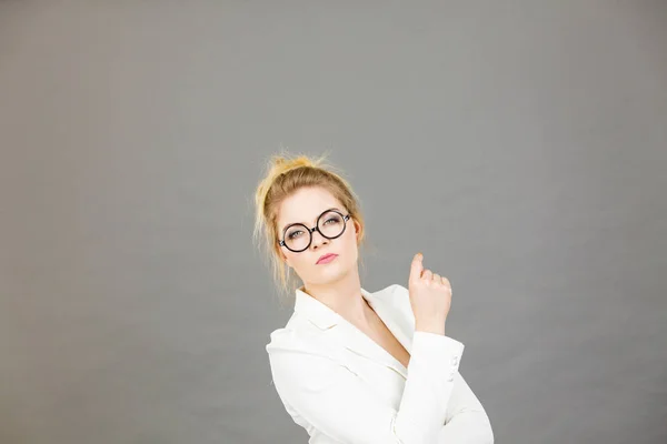 Mulher Negócios Vestindo Jaqueta Branca Óculos Pensamento Intensivo Encontrar Grande — Fotografia de Stock