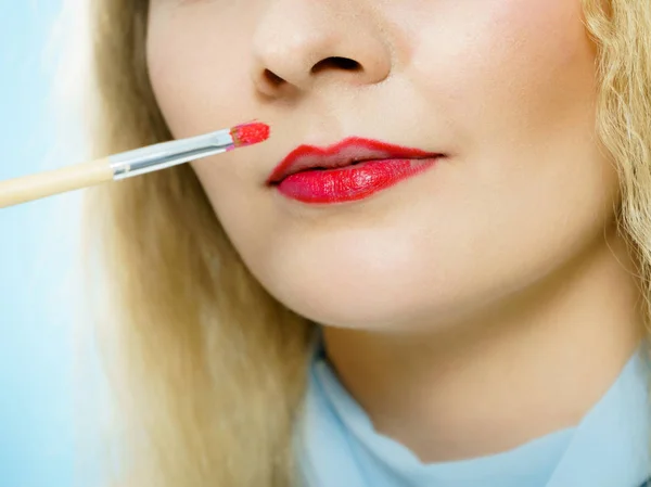 Profissional Make Artista Aplicando Mulher Moda Modelo Lábios Vermelho Brilho — Fotografia de Stock