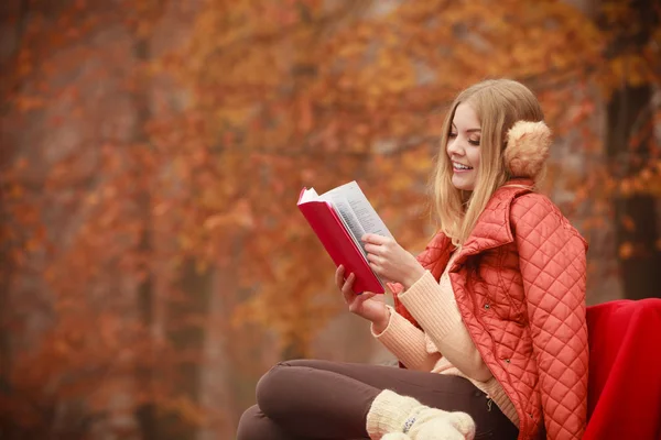 Koncepcja Edukacji Jesiennej Blondynka Książką Atrakcyjna Kobieta Siedząca Kocu Parku — Zdjęcie stockowe