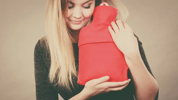 Gelassen Lächelnde Frau Mit Warmer Roter Wärmflasche Die Angenehme Wärme — Stockfoto