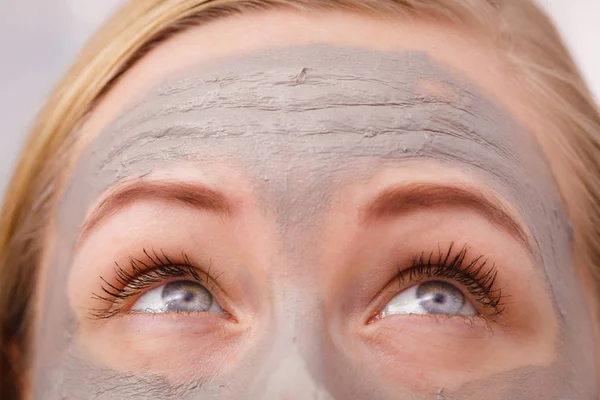 Trockene Gesichtshaut Und Körperpflege Gesichtsbehandlung Hause Nahaufnahme Einer Frau Mit — Stockfoto