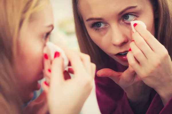 Carnagione Della Pelle Concetto Cura Giovane Donna Utilizzando Tampone Cotone — Foto Stock